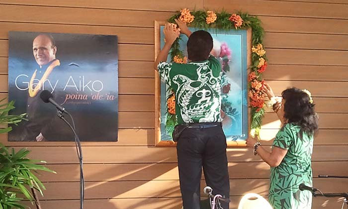 Eric Keawe Decorates Genoa Keawe Portrait